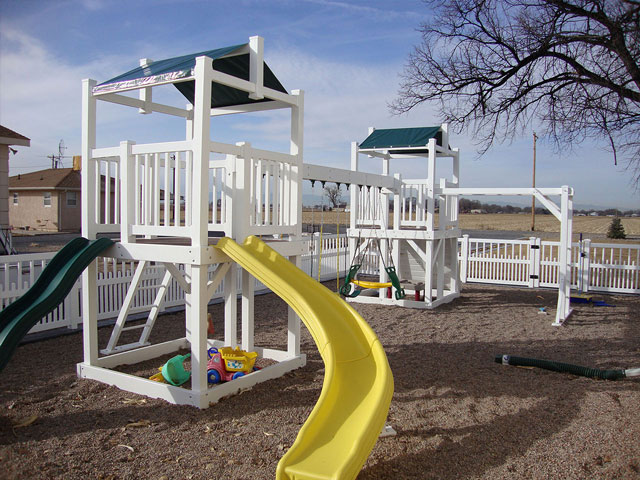 Double tower vinyl play structure