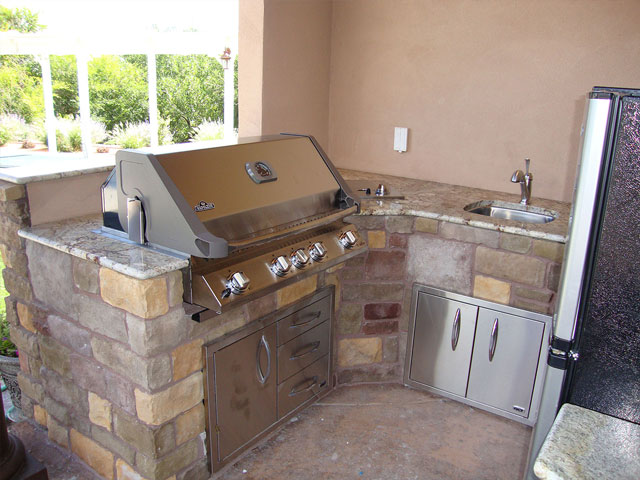 Stone veneer outdoor kitchen