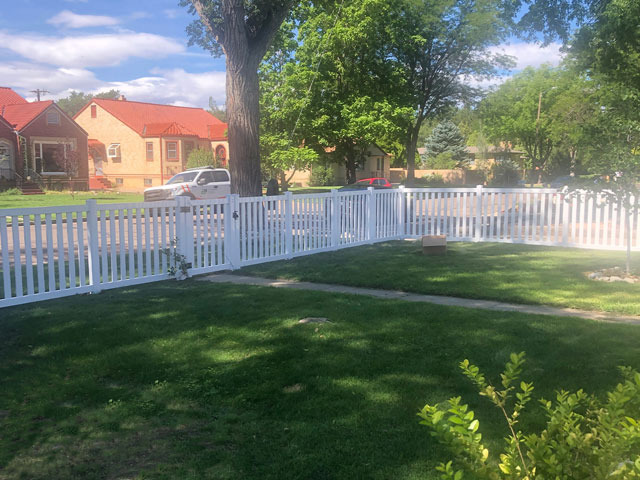 Closed vinyl picket fencing