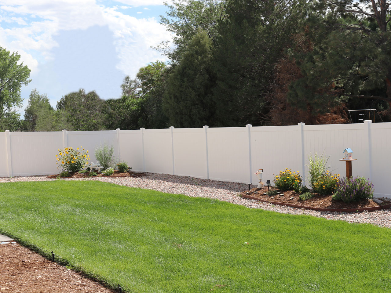 Backyard fencing in solid vinyl