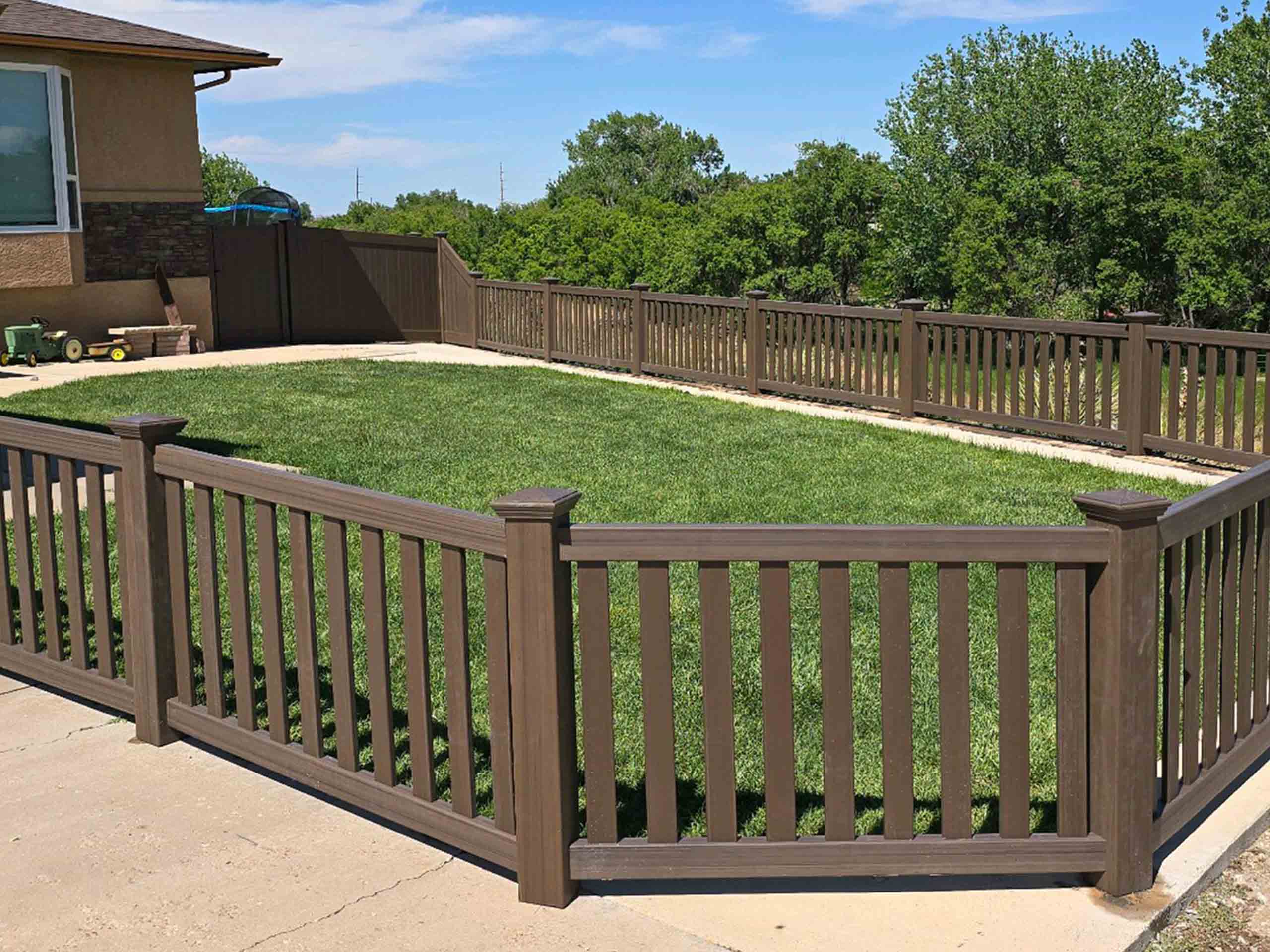 Front yard p icket fence in wood grain vinyl