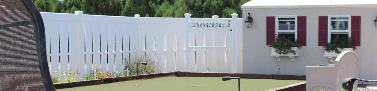 Vinyl vertical basketweave fencing