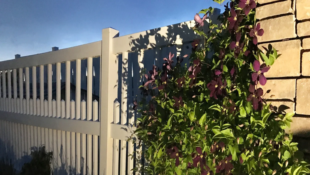 Vinyl alternating picket fencing close-up view
